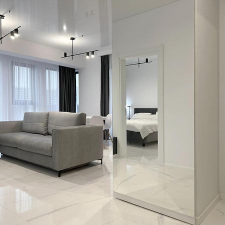 Koya Tower By The Lake Apartments Mamaia Buitenkant foto