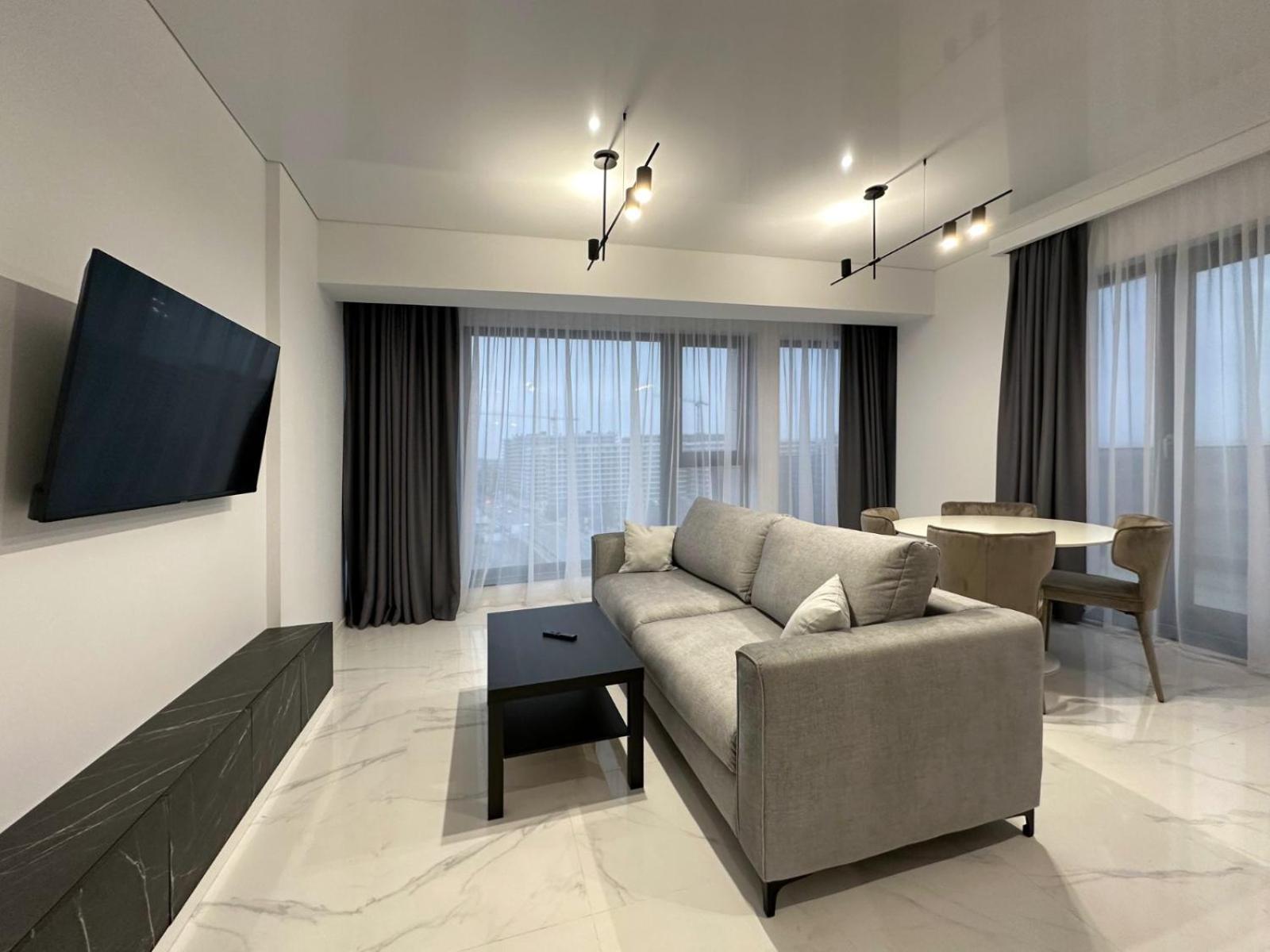 Koya Tower By The Lake Apartments Mamaia Buitenkant foto