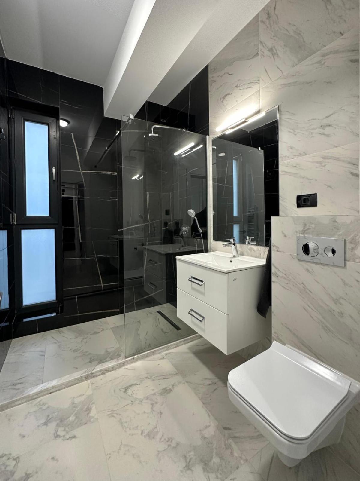 Koya Tower By The Lake Apartments Mamaia Buitenkant foto