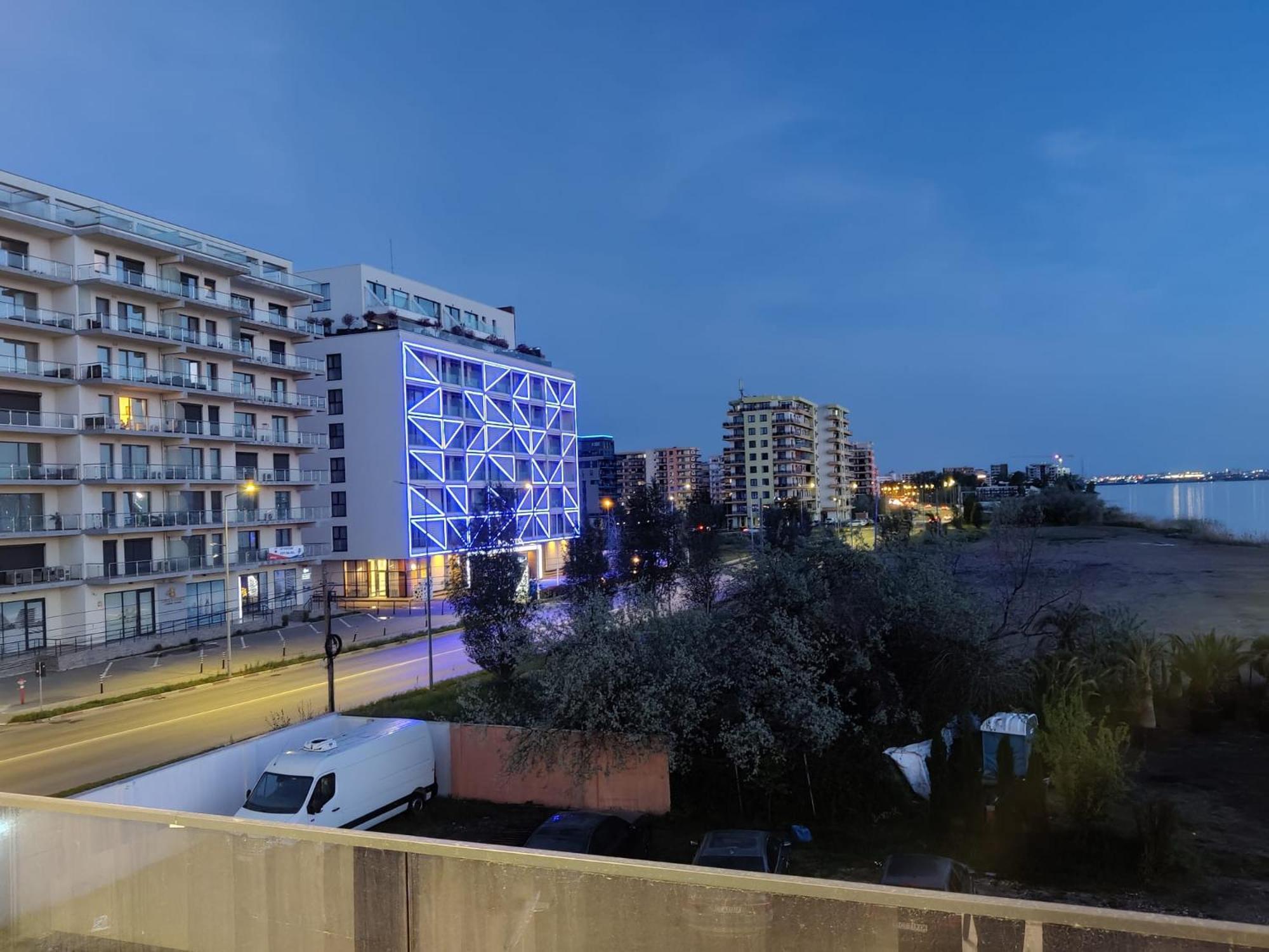 Koya Tower By The Lake Apartments Mamaia Buitenkant foto